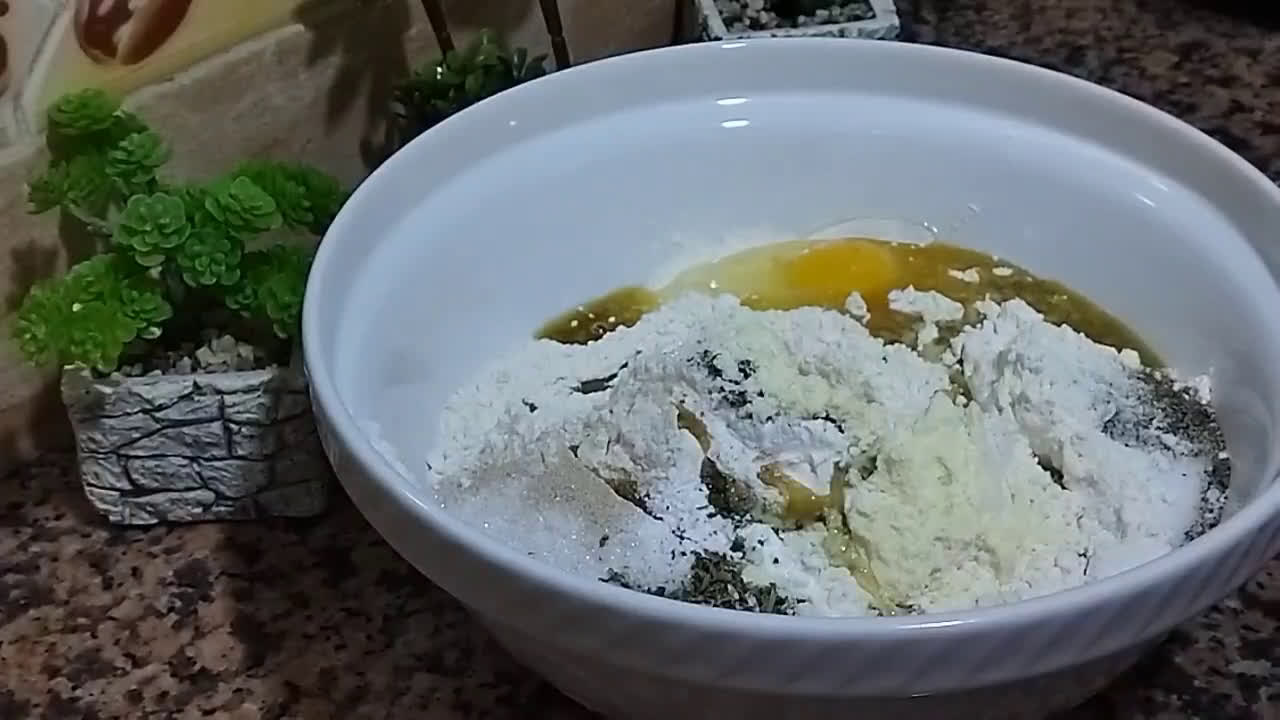 صورة لخطوة 1 من وصفة بيتزا فالمقلاة سهلة وسريعة التحضير رائعة فالمداق متل المطاعم 🍕