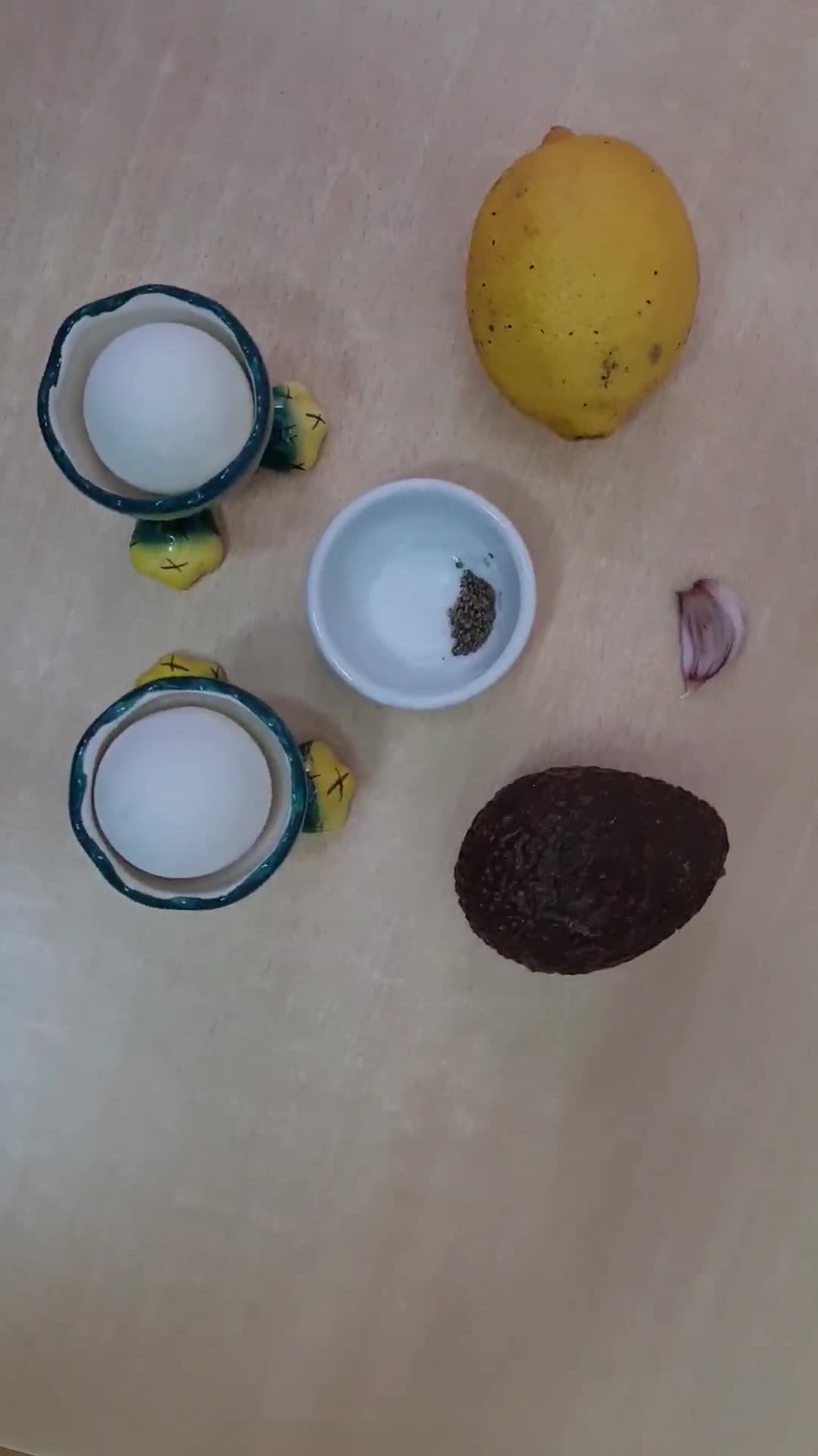 Foto del paso 1 de la receta: Pasta de palta y huevo 🥑 🥚 dip saludable 🥚