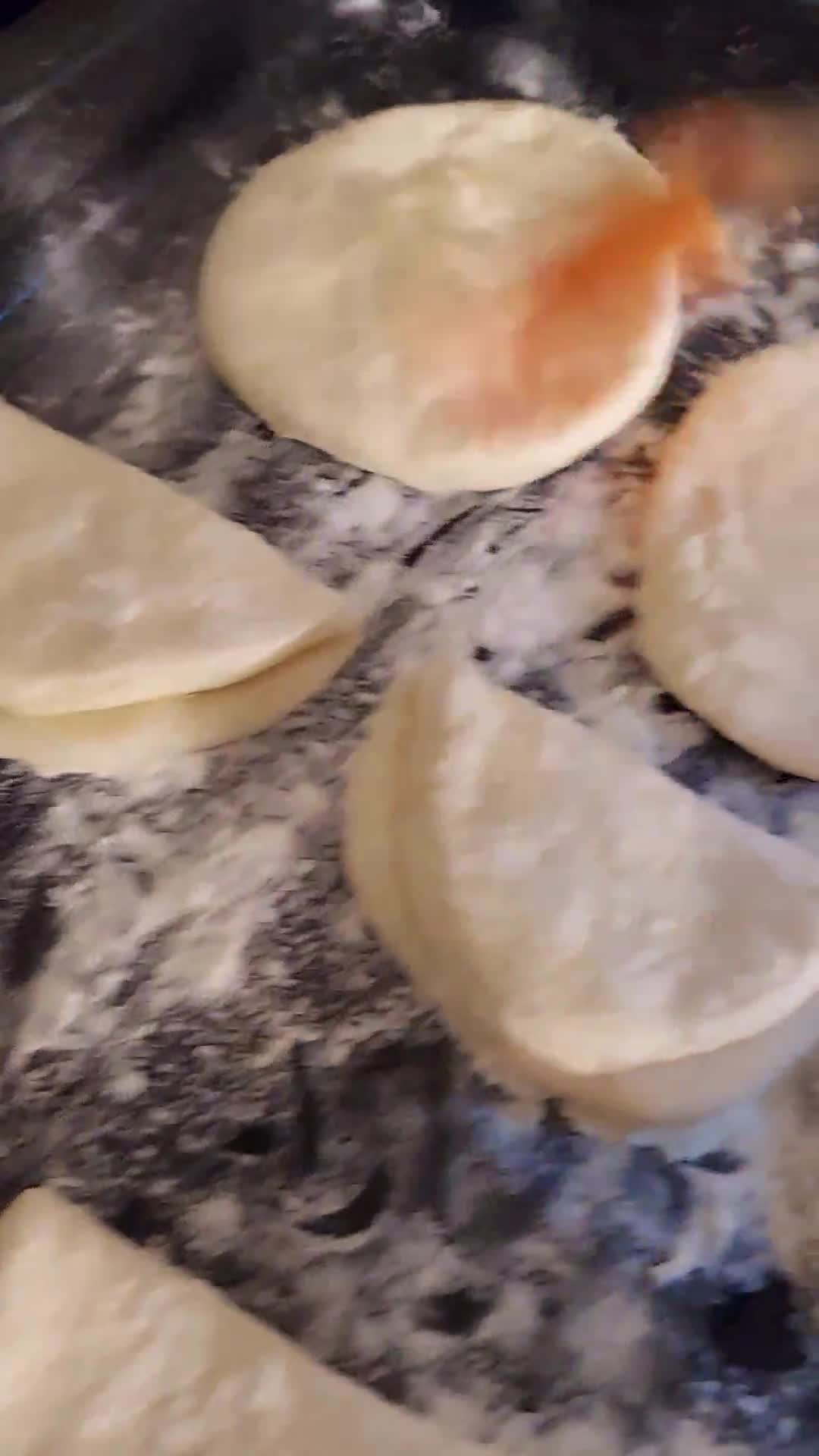 صورة لخطوة 2 من وصفة مملحات بالطون والبيض 😋