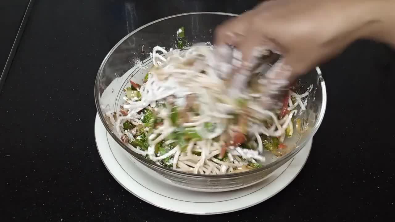 A picture of step 5 of Noodles pakora.