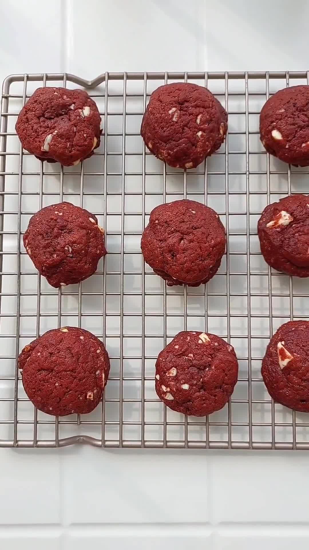 Foto langkah ke 6 dari resep Soft Chewy Cookies Red Velvet.