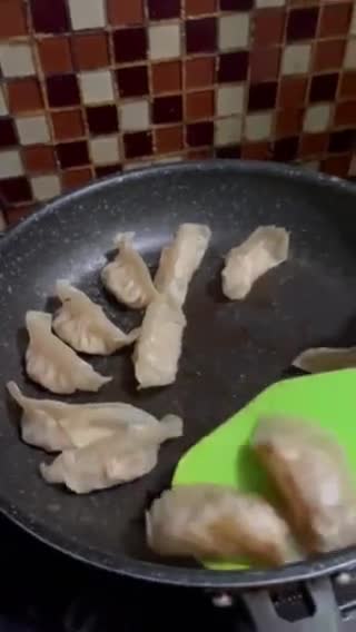Foto langkah ke 5 dari resep Gyoza mudah.