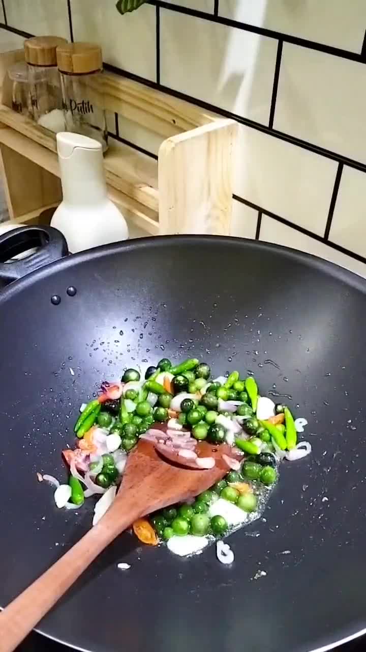 Foto langkah ke 5 dari resep Tumis Oncom leunca rawit.