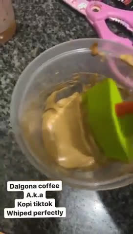 Foto langkah ke 1 dari resep Dalgona Coffee / Kopi TikTok.