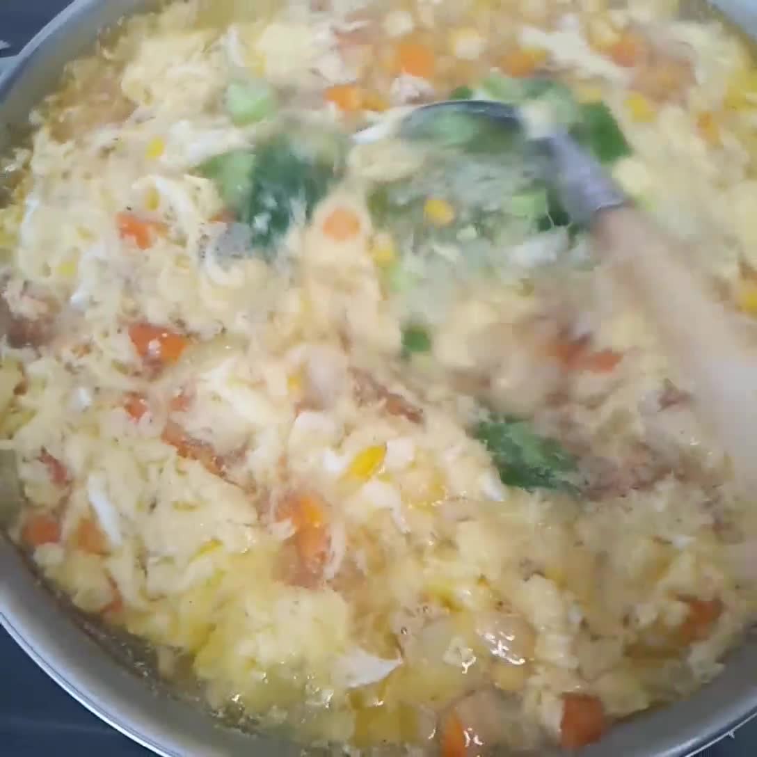 Foto langkah ke 4 dari resep Sup Telur Jagung.