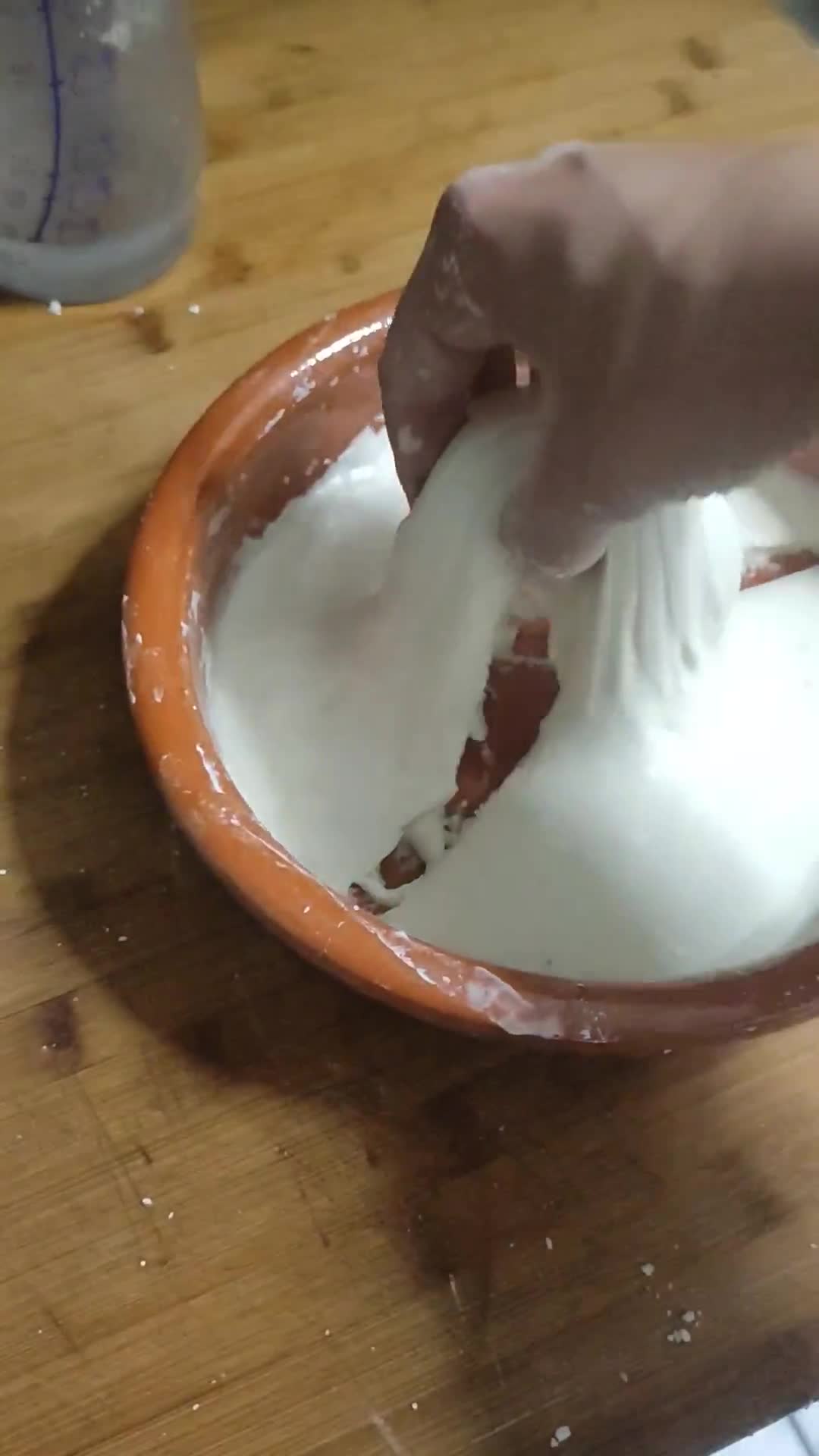 Foto del paso 2 de la receta: Empanada Venezolana de Pollo desmechado 🐔 y Salsa de Ajo 🧄🌿
