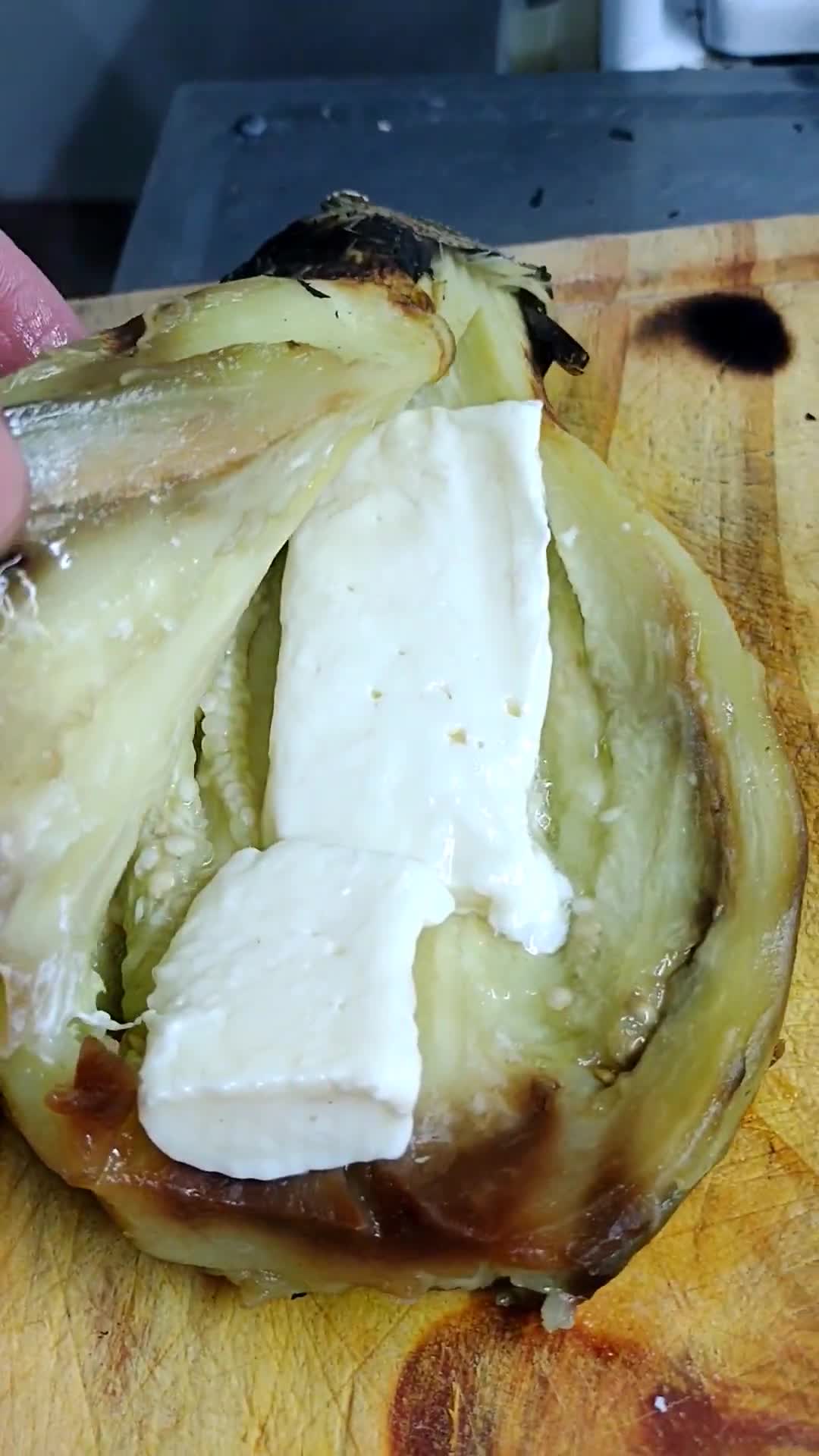 Foto del paso 2 de la receta: Berenjena ahumada, rellena con queso a la milanesa 🍆