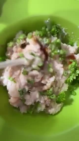 Foto langkah ke 3 dari resep Ayam & Udang Gulung Bayam.