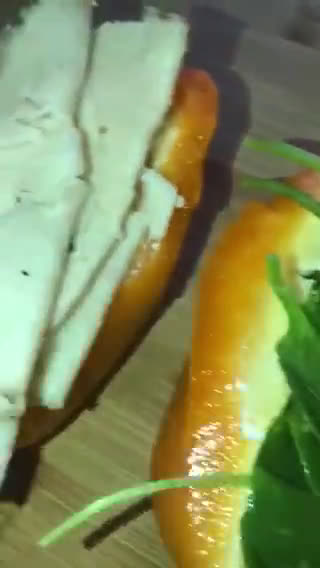 Foto del paso 1 de la receta: Sándwich de bell peppers con huevos estrellados