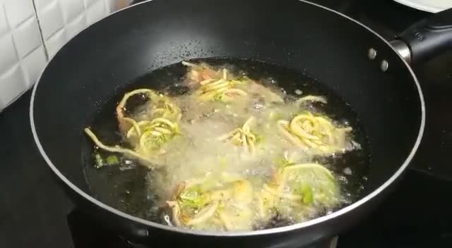 A picture of step 6 of Noodles pakora.