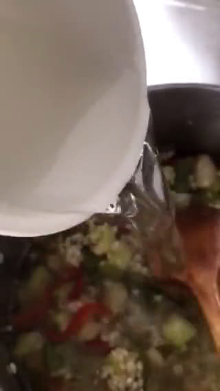 Foto del paso 10 de la receta: Arroz seco de verduras (calabacín, berenjena 🍆 pimientos 🫑...y pollo al ajillo