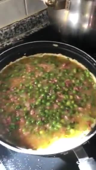 Foto del paso 7 de la receta: Tortilla de guisantes 🫛 con cebolla 🧅 y jamón