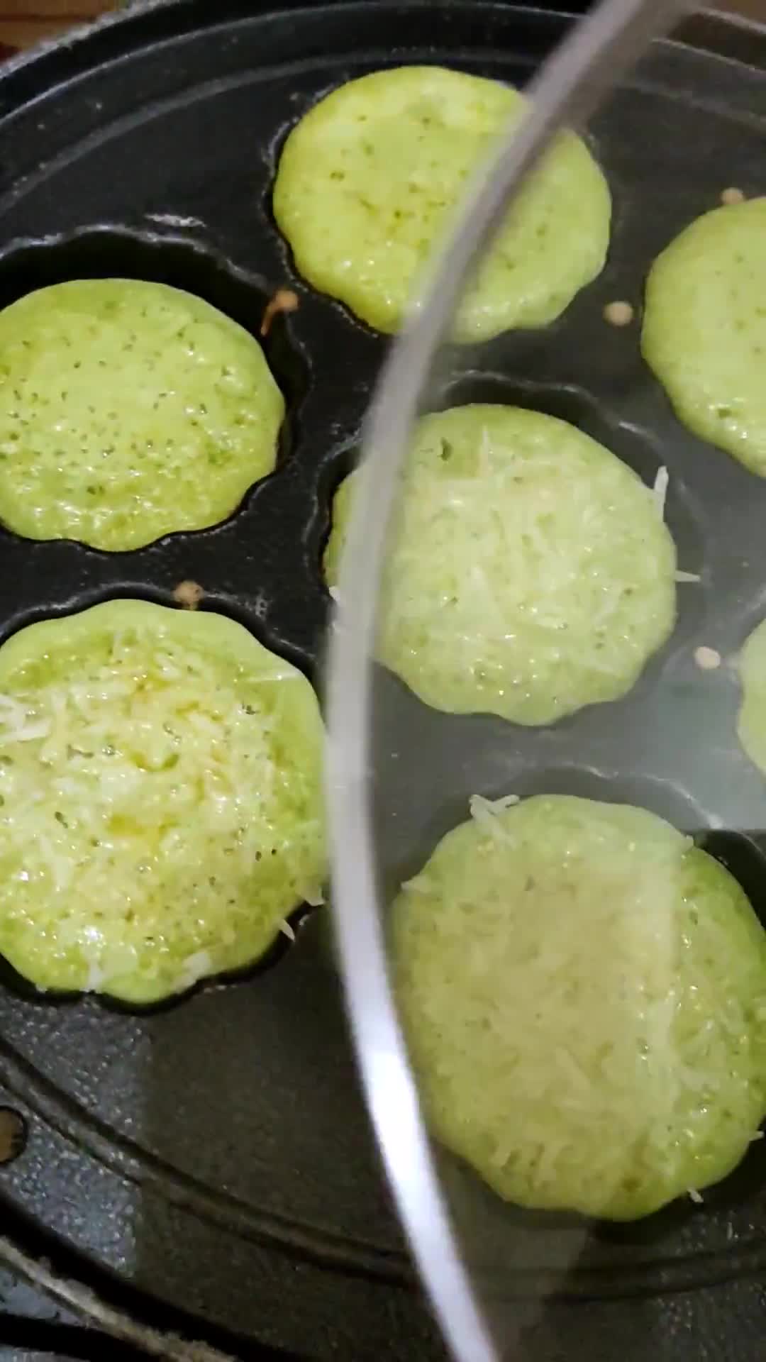 Foto langkah ke 11 dari resep Bika Ambon Pandan Anti Gagal.