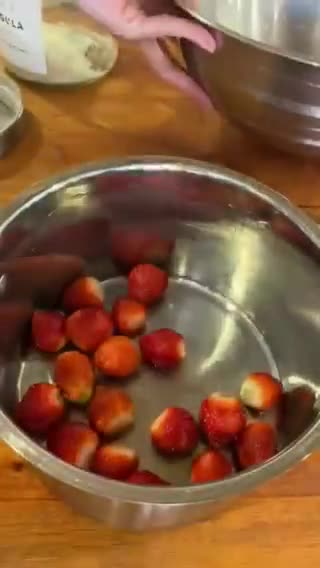 Foto langkah ke 1 dari resep Strawberry Jam Homemade (2 Bahan).