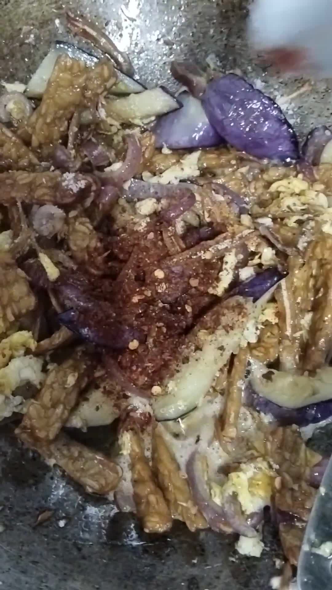 Gambar langkah 5 resipi Tempe goreng campur.