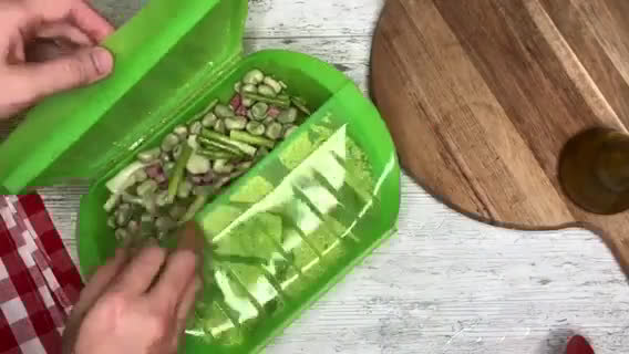 Foto del paso 4 de la receta: Habas con jamón y ajetes en Lékué al microondas