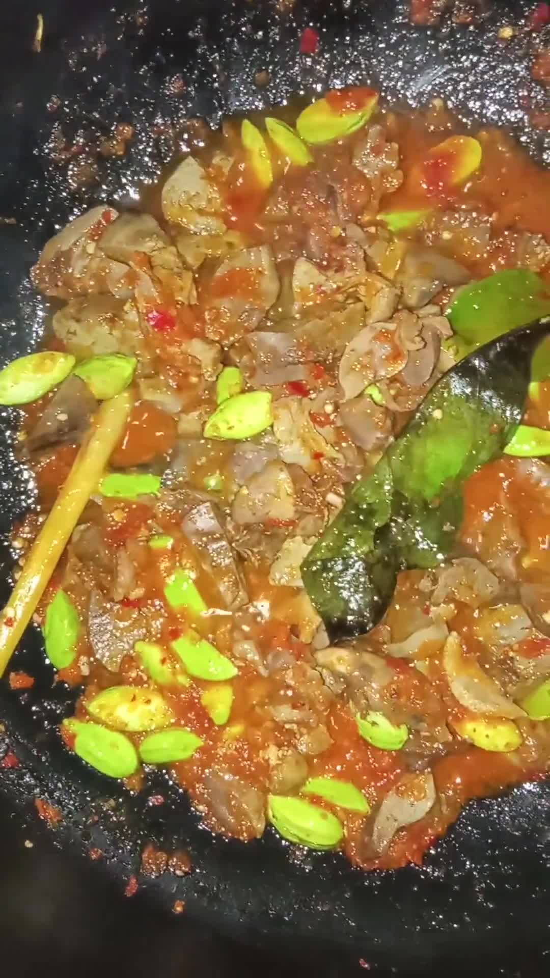 Foto langkah ke 3 dari resep Sambal Goreng Hati Ampela Petai.