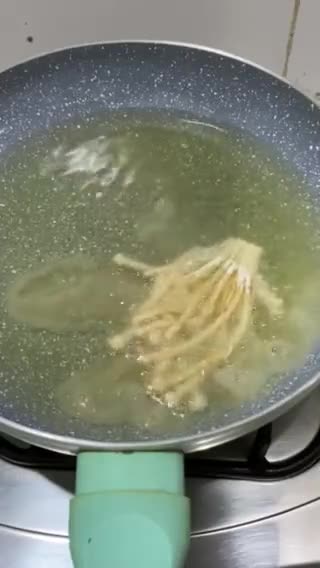 Foto langkah ke 4 dari resep Jamur Enoki Crispy.