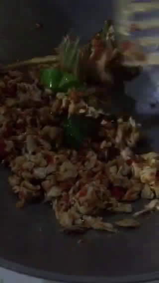 Foto langkah ke 2 dari resep Ayam Suwir Bumbu Pedas.