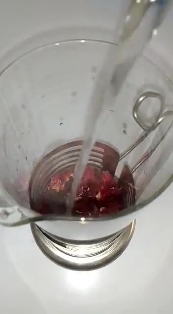 صورة لخطوة 2 من وصفة شراب الكركديه الساخن