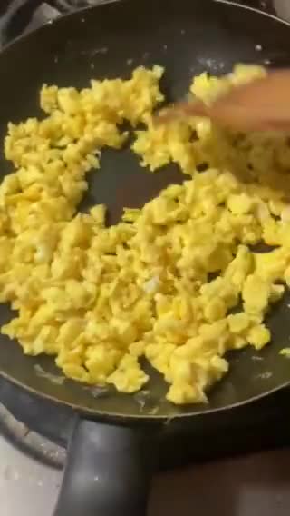 Foto del paso 2 de la receta: Huevos Revueltos en Sala Verde Con Cilantro 🌿