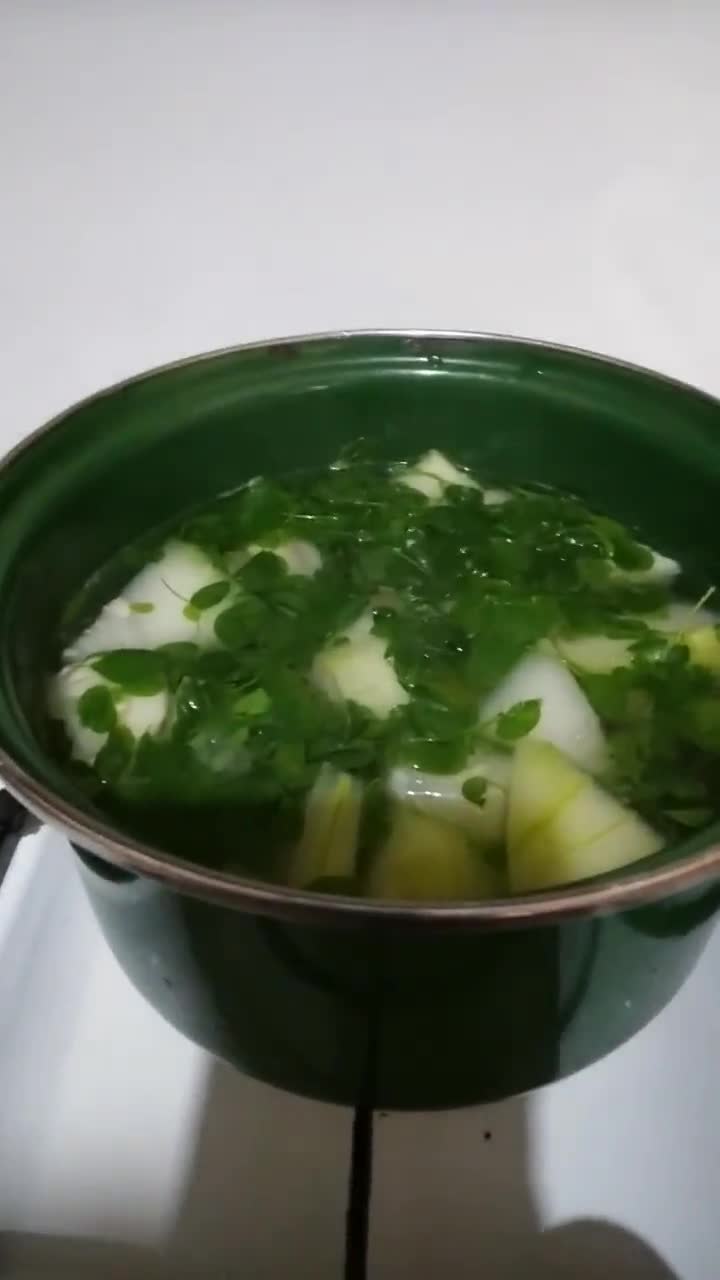 Foto langkah ke 3 dari resep Sup Bening Labu Air & Daun Kelor.