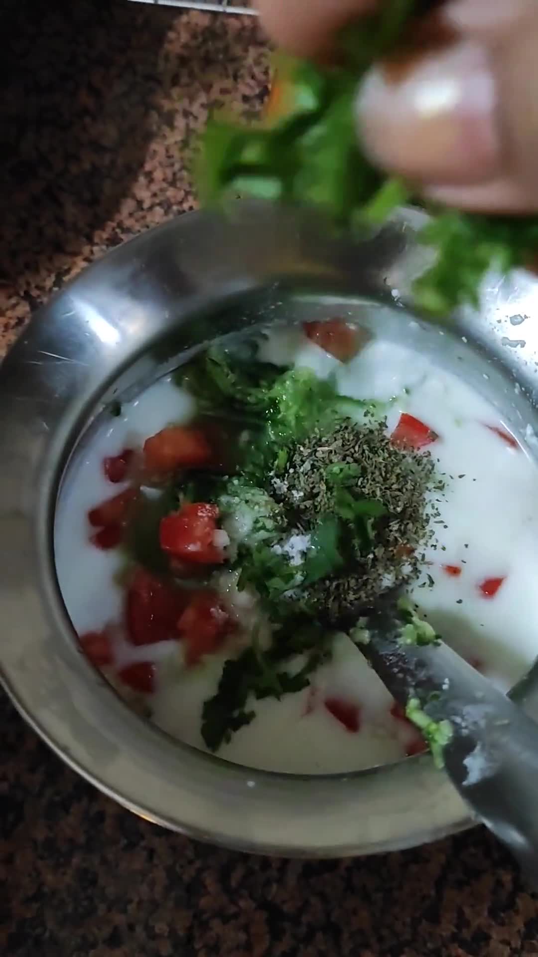 खीरा टमाटर रायता (Cucumber Tomato Raita Recipe in Hindi) रेसिपी चरण 2 फोटो