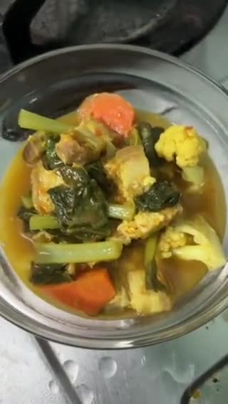 รูปขั้นตอนการทำที่ 7 ของ แกงส้มหมูย่างผักรวม