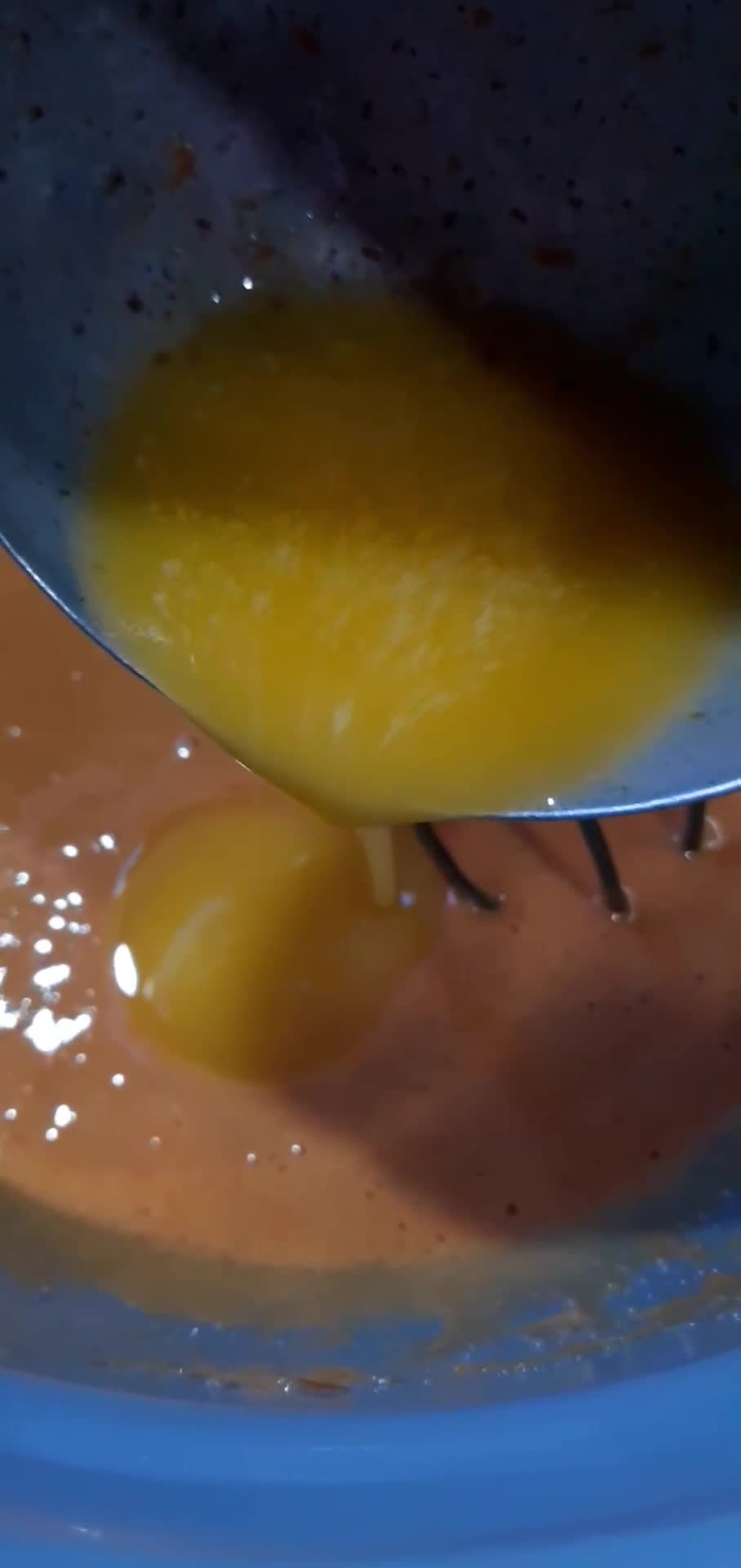 Foto del paso 1 de la receta: Bizcochuelo de dulce de leche🥳
