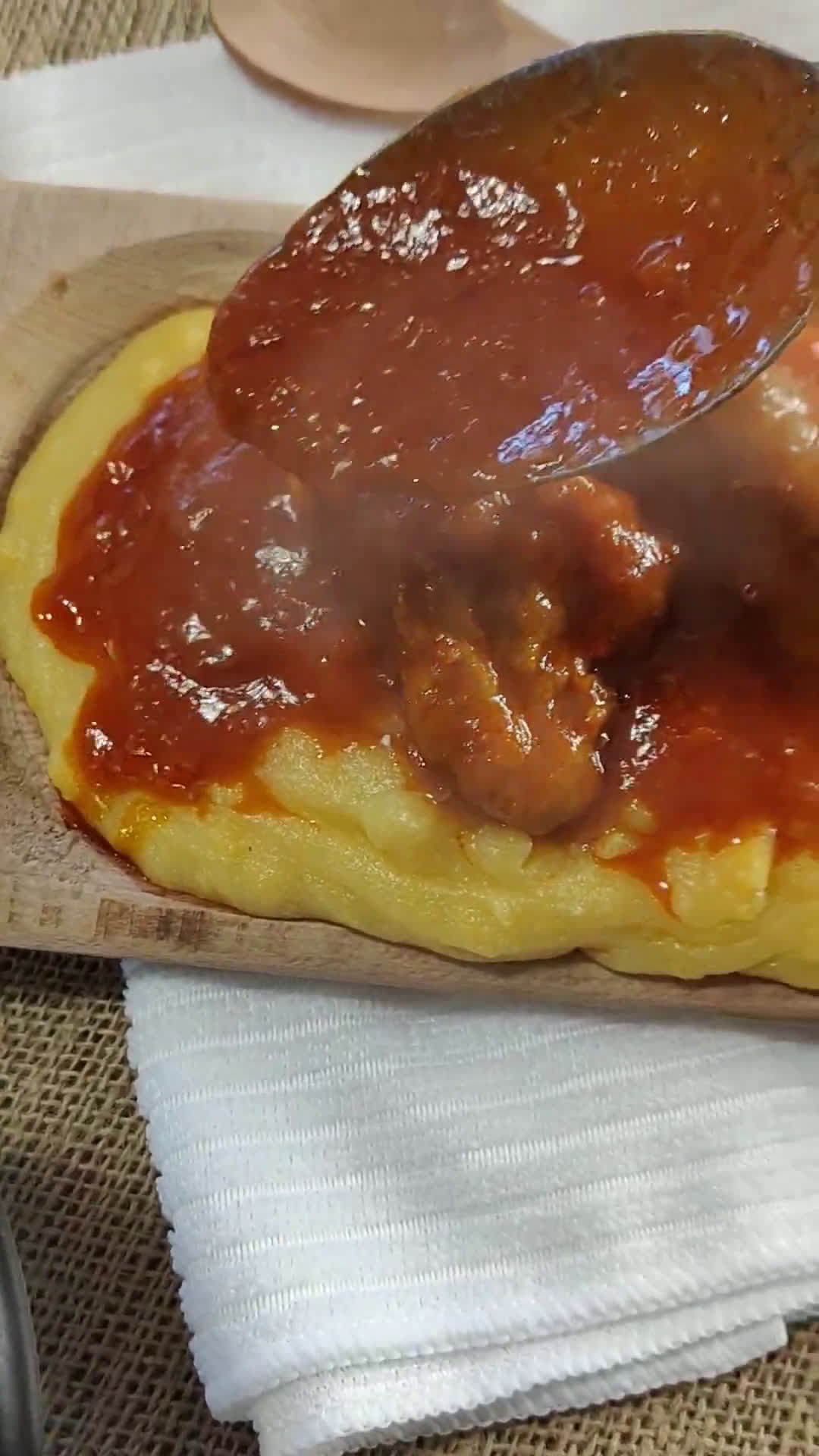Foto del passaggio 3 della ricetta Polenta con sugo di spuntature e salsicce