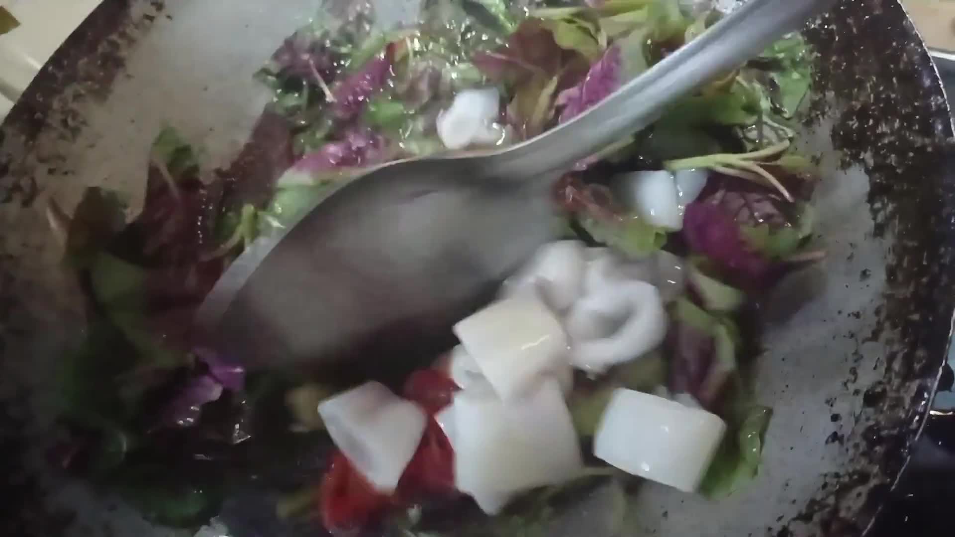 Gambar langkah 3 resipi 18:2:25 - Bayam merah masak bening bersama sotong.