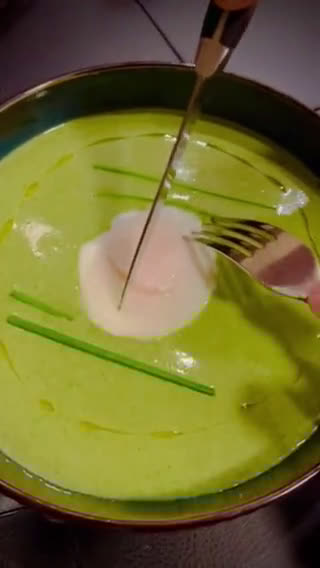 Foto del paso 7 de la receta: Crema verde de lechugas y caldo de ave con huevo poché