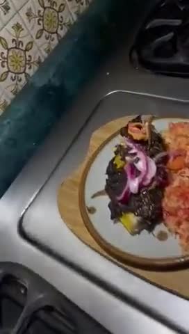 Foto del paso 3 de la receta: Mole almendrado con pollo y arroz rojo
