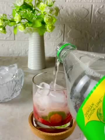 Foto langkah ke 3 dari resep Strawberry Mojito.