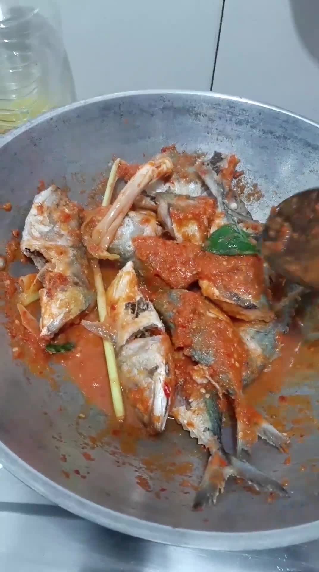 Foto langkah ke 8 dari resep Ikan Kembung Goreng Sambal Balado.