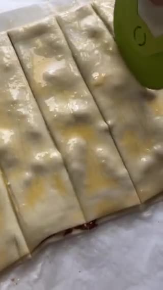 Foto del paso 6 de la receta: Lacitos de hojaldre con crema de chocolate y piñones
