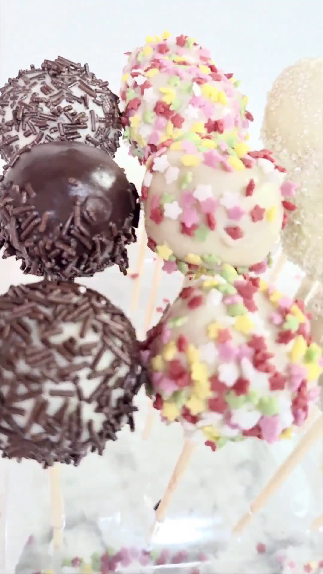 Foto del paso 4 de la receta: Piruletas de vainilla bañadas con chocolate blanco
