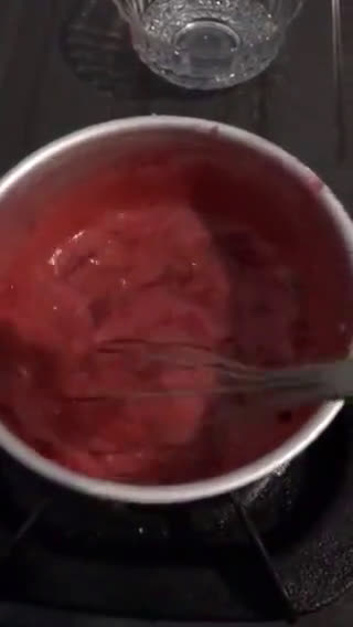 Foto langkah ke 3 dari resep Korean Strawberry Milk.