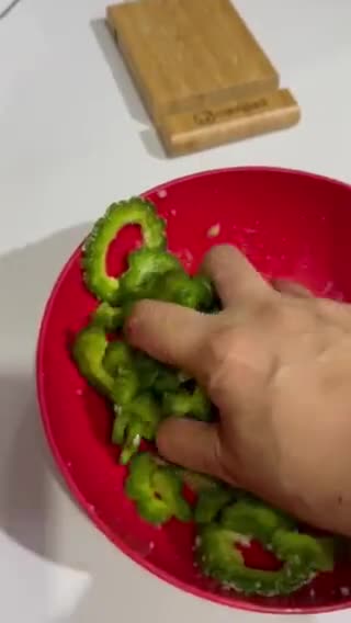 Foto langkah ke 2 dari resep Pare Oseng Tempe.