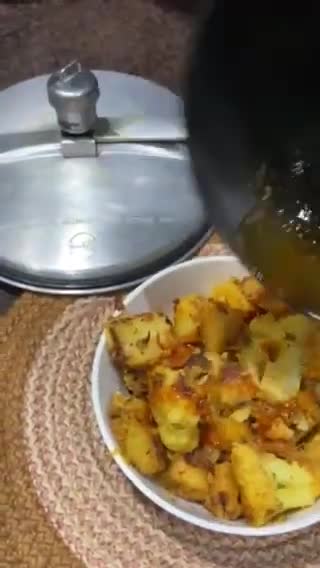 कुकर वाली गोभी (बिना प्याज़ लहसुन) (Cooker wali gobhi recipe in hindi) रेसिपी चरण 6 फोटो