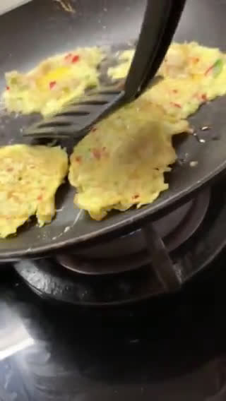 Gambar langkah 4 resipi Telur Dadar Ikan Bilis.