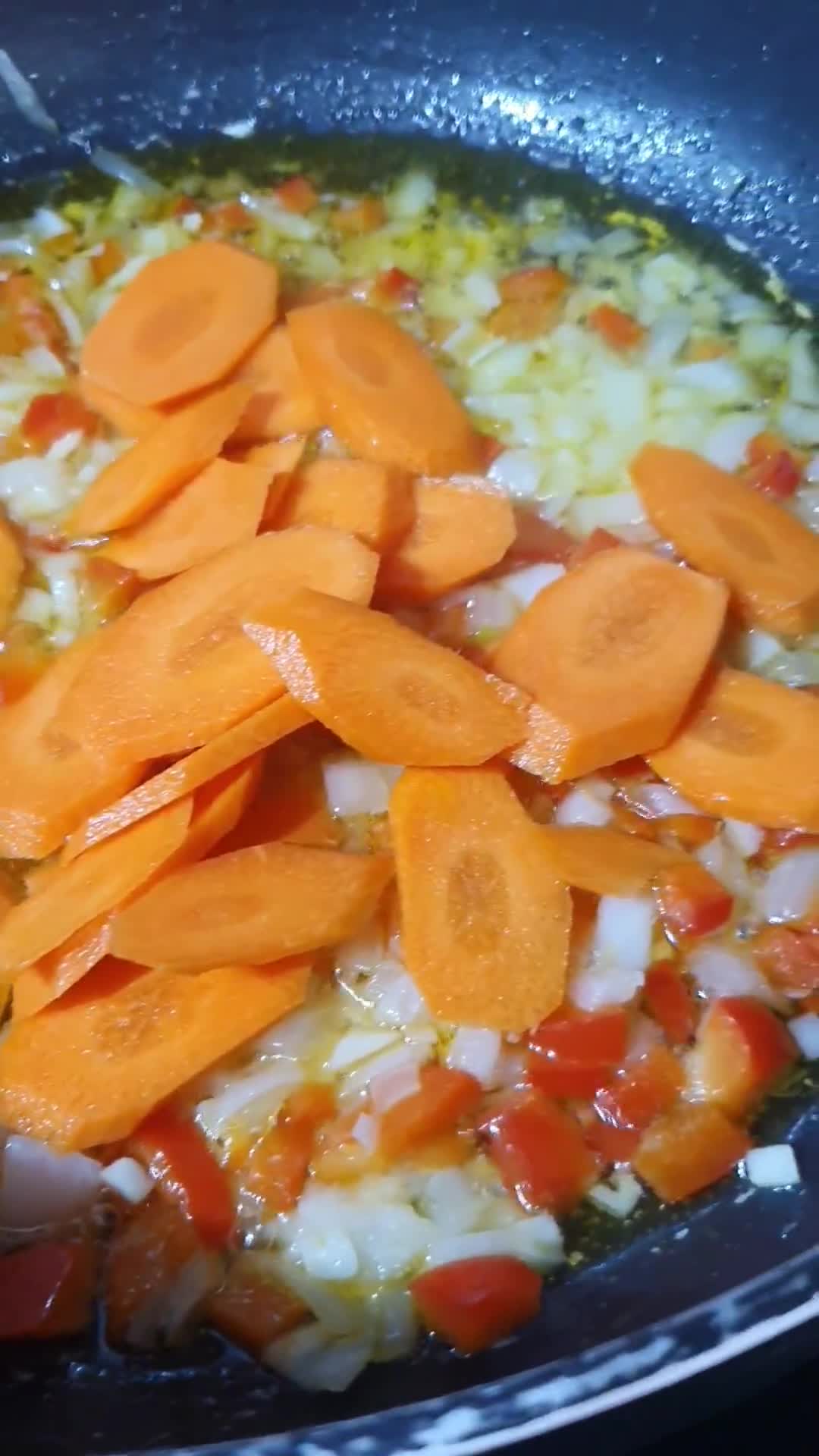 Foto del paso 1 de la receta: Ragú de pavo con verduras guisadas