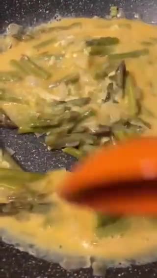 Foto del paso 9 de la receta: Revuelto de espárragos trigueros y cebollita tierna, al vino blanco