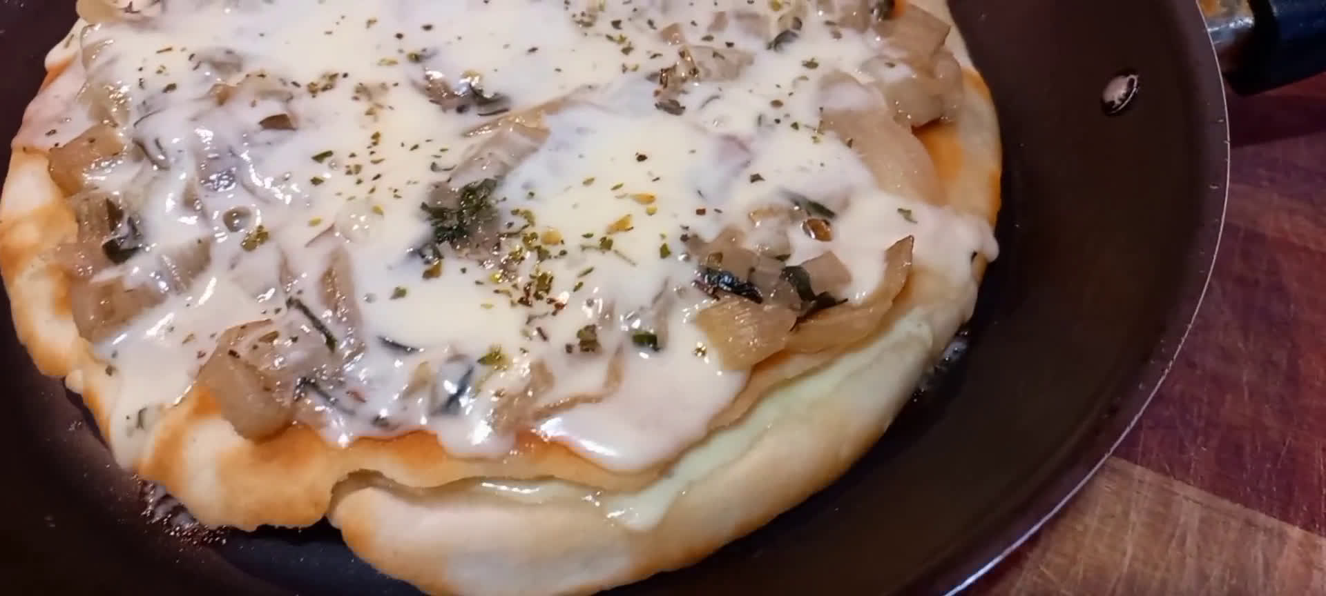 Foto del paso 7 de la receta: 🍕pizza rellena fácil 🍕🥳🤤 (en Sartén)🍳