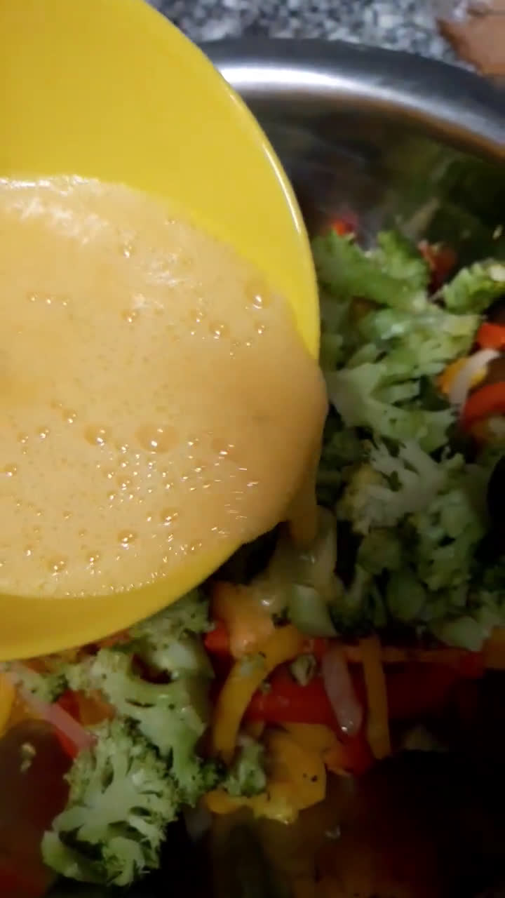 Foto del paso 5 de la receta: Tortilla de vegetales 🥦🥚