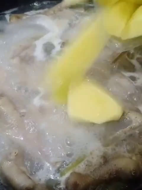 Gambar langkah 2 resipi Sup Kaki Ayam Ala Thai.
