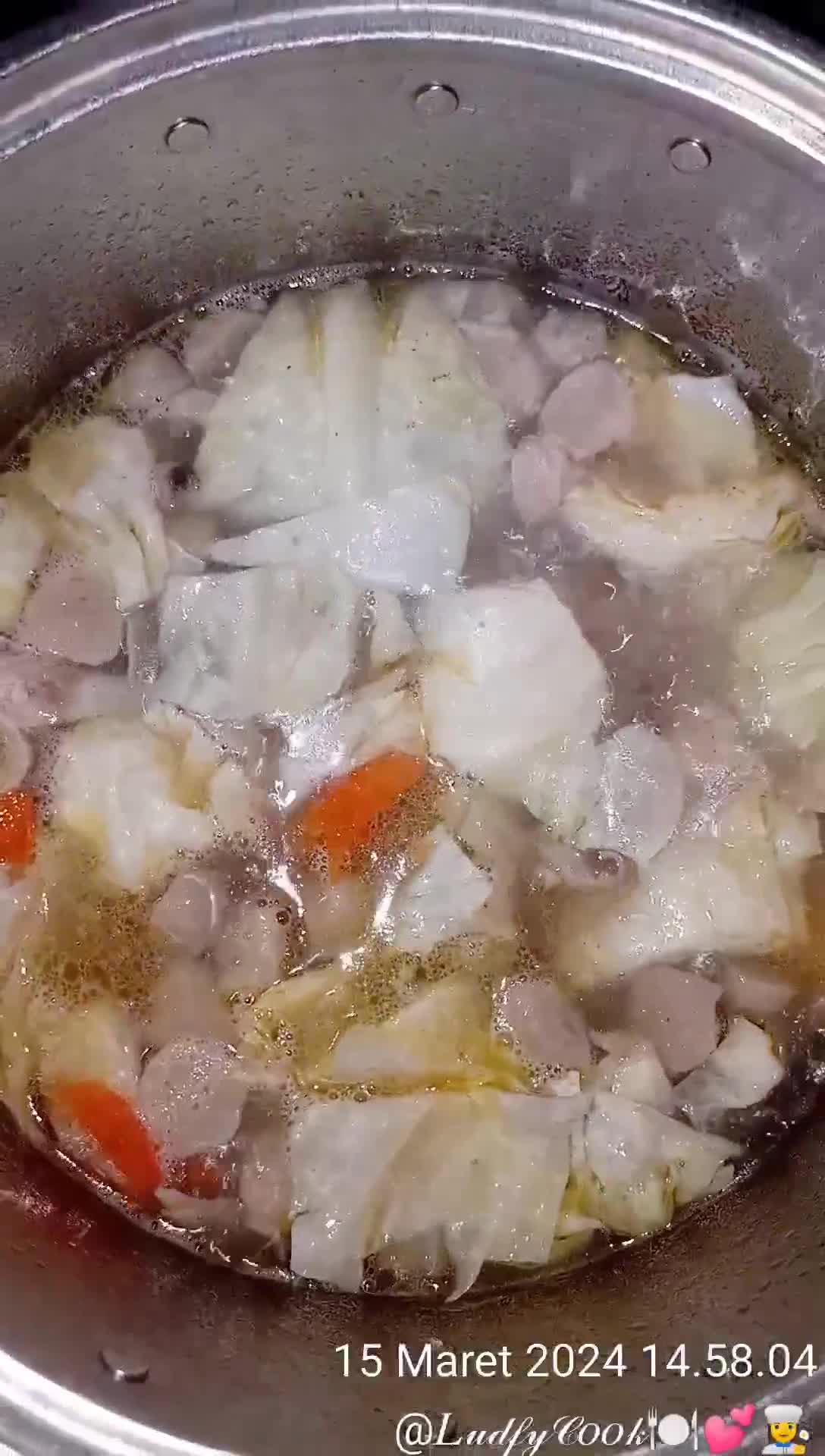 Foto langkah ke 6 dari resep SOP Sayur Ayam Pentol.