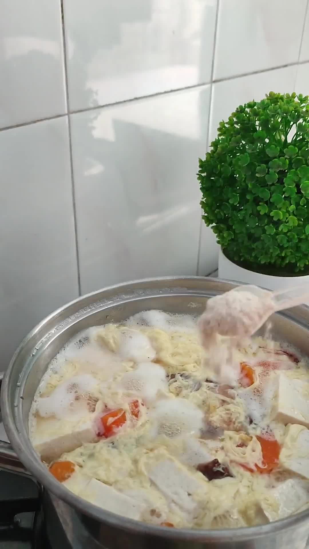Foto langkah ke 5 dari resep Japanese Egg & Tofu Soup.