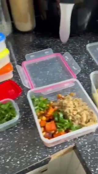 Lunch box- quinoa, bataty, ciecierzyca i ananas krok przepisu 4 zdjęcie
