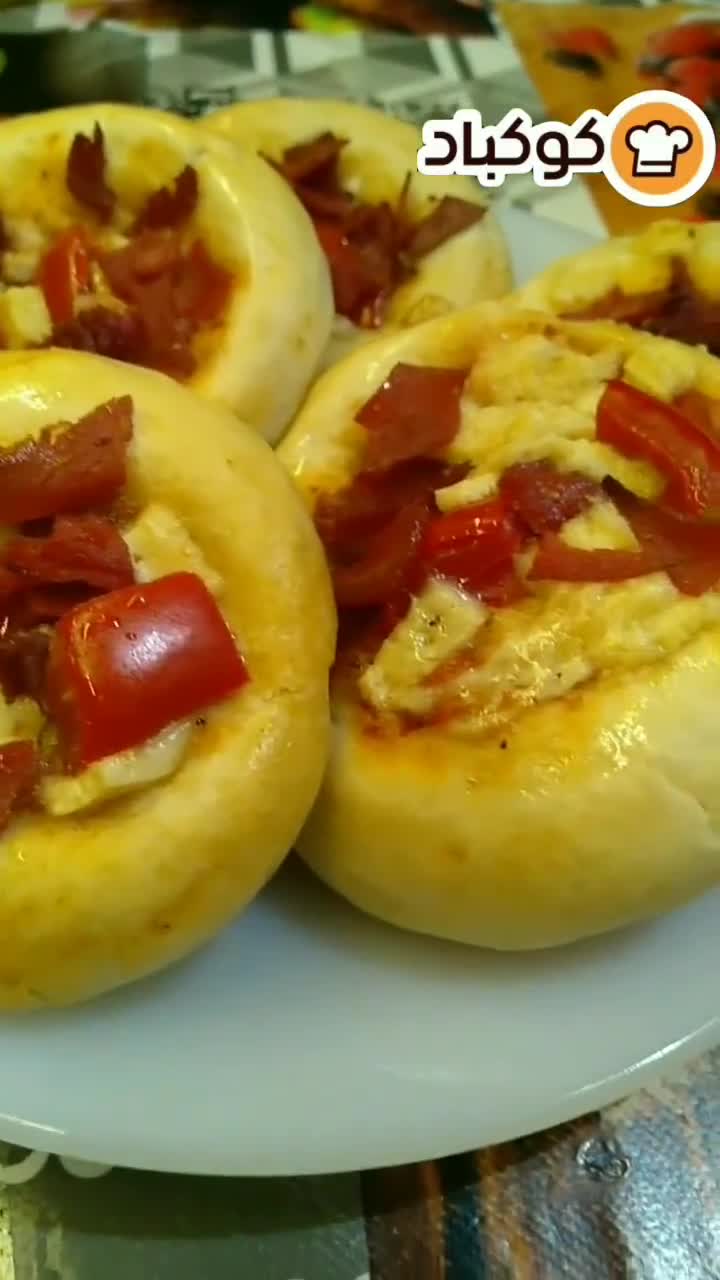 صورة لخطوة 8 من وصفة فطائر البيتزا بعجينة هشة وقطنية وطعم لذيذ 😋❤️